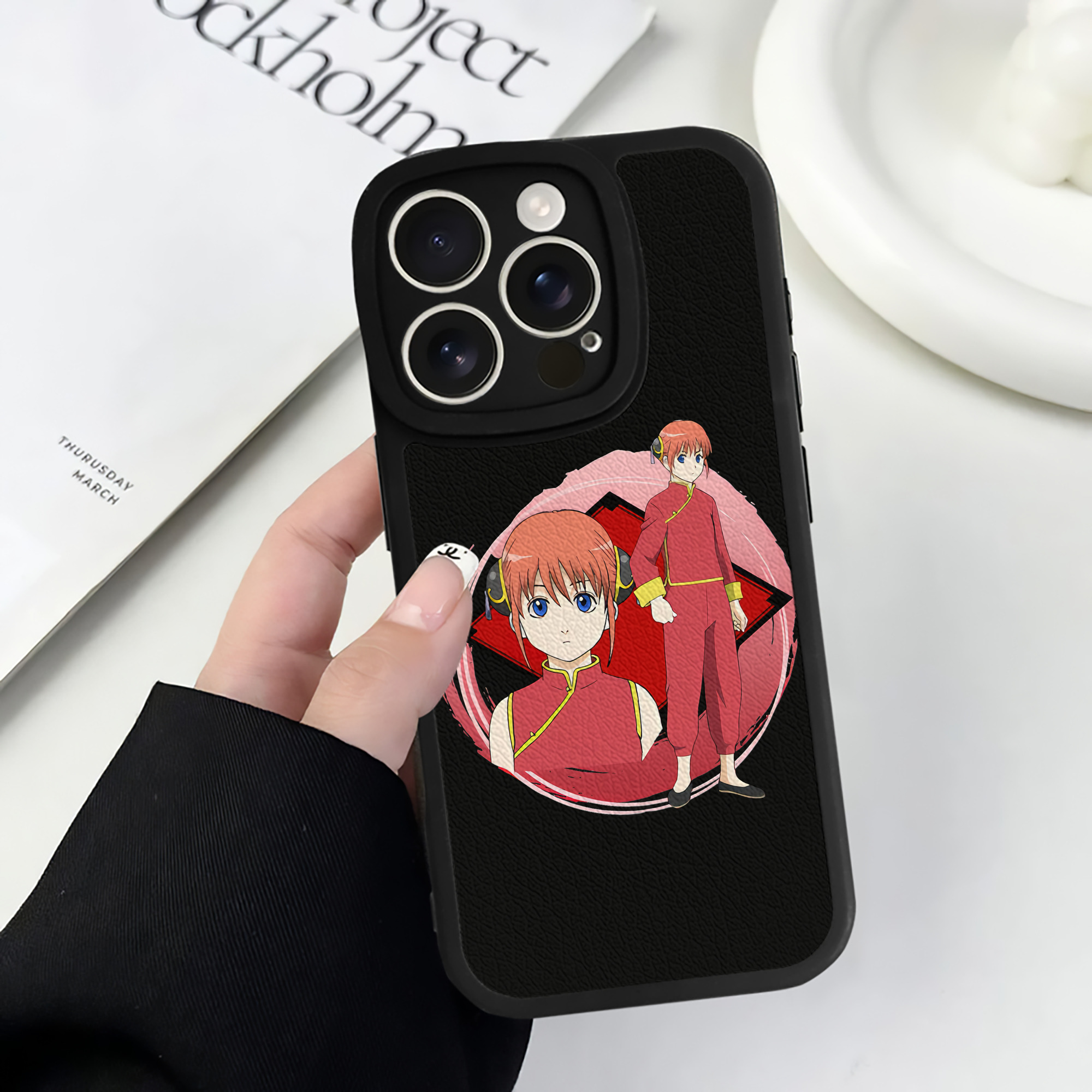 （画像用） ぎんたま 坂田銀時（さかたぎんとき） 神楽 志村新八（しむら しんぱち） GINTAMA Sakata Gintoki Kagura Shimura Shinpachi 【iPhone 16シリーズ対応】シリコンスマホケース（レザー調） 材質：シリコン